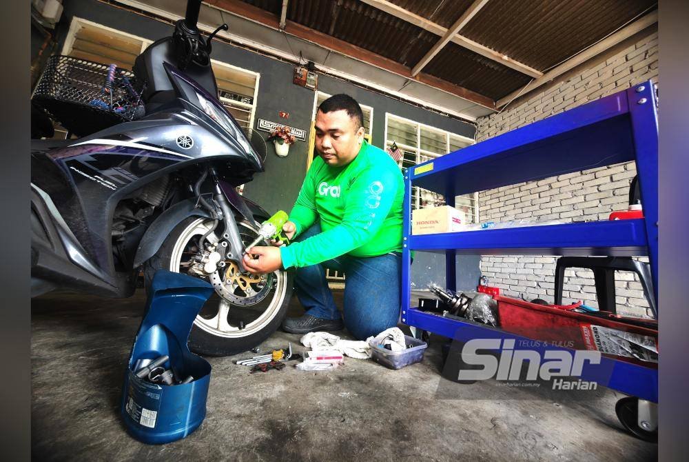 Jika ada kelapangan waktu Muhammad Harith akan membaiki motosikal pelanggan.