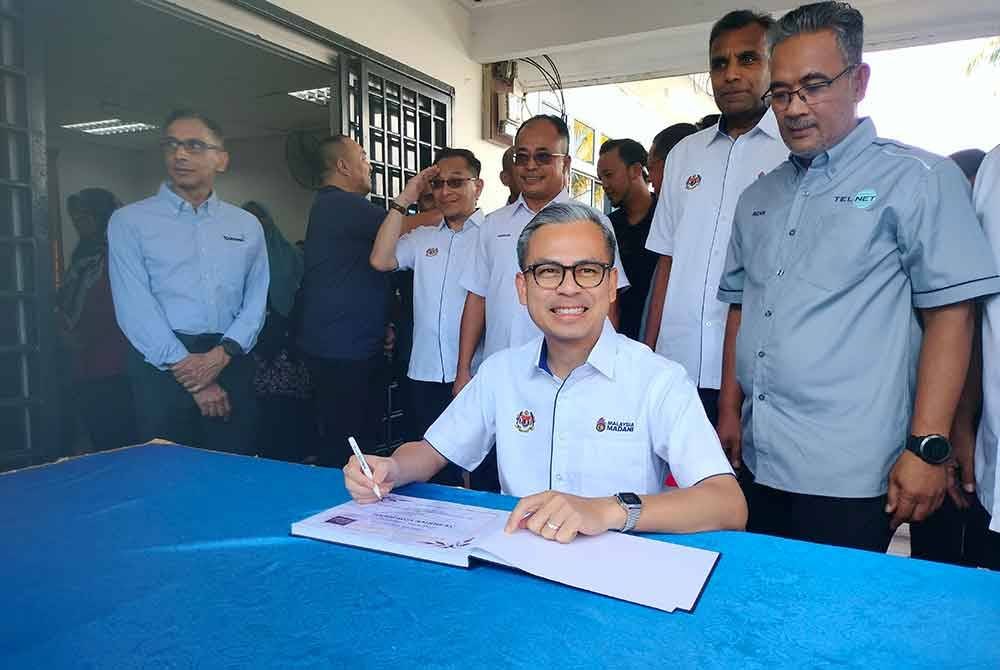 Fahmi ketika mengadakan lawatan kerja di Dewan Masyarakat Kampung Seri Bunian di Pontian pada Sabtu.