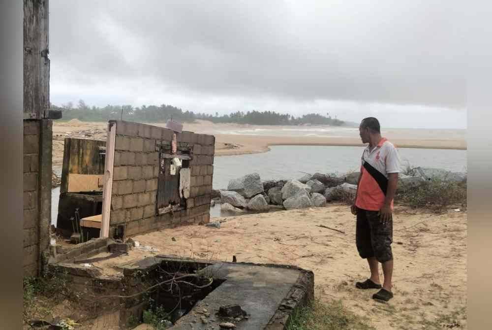 Shahruddin melihat air kuala sungai yang semakin tinggi pada musim tengkujuh