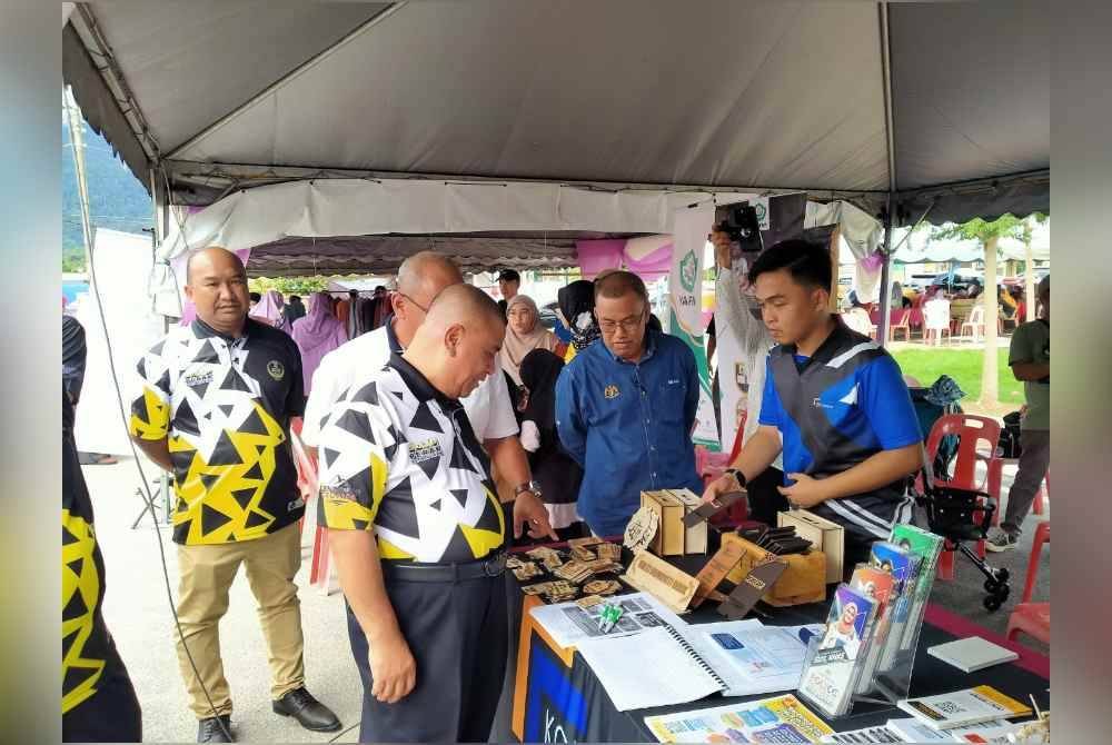 Saarani (tiga dari kiri) mengunjungi reruai pameran sempena Majlis Penutup Program Jelajah Sejahtera Desaku@Kota Tampan dan Kenduri Rakyat di Dataran Tasik Raban di sini, pada Sabtu.