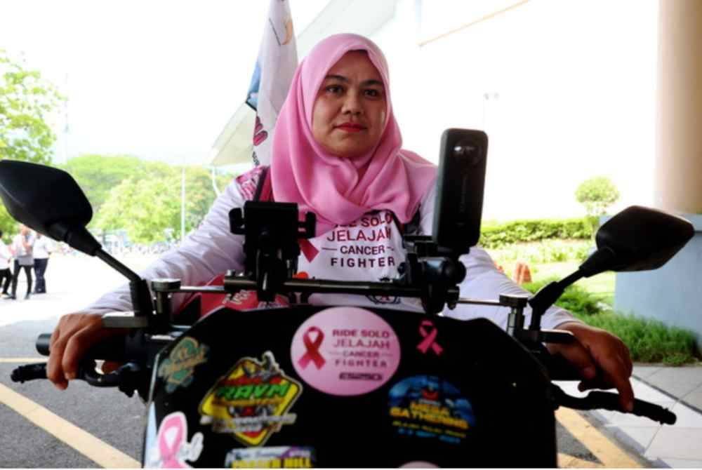 Sarlinawati yang disahkan menghidap kanser payudara tahap empat pada 2021 telah melakukan kembara motosikal secara solo mengelilingi Semenanjung Malaysia pada tahun lepas. Foto Bernama