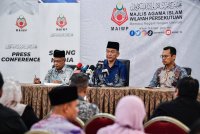 Mohd Na'im (tengah) pada sidang akhbar di Kuala Lumpur pada Khamis.