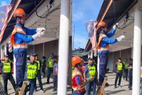 Wan Mohd Zahari meninjau kerja-kerja pemotongan bekalan elektrik oleh pekerja TNB ke atas premis kolam memancing udang dalam operasi di Kempadang di sini pada Sabtu.