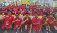 Nurul (duduk barisan kedua, empat dari kiri) selepas Persidangan Tahunan Bersatu 2024 di Pondok Warga Emas Nurul Hasanah, Kampung Bukit Belimbing pada Sabtu.
