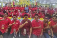 Nurul (duduk barisan kedua, empat dari kiri) selepas Persidangan Tahunan Bersatu 2024 di Pondok Warga Emas Nurul Hasanah, Kampung Bukit Belimbing pada Sabtu.