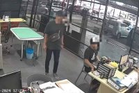 Tangkap layar video CCTV yang dikongsi di platform Facebook menunjukkan keberadaan suspek (berdiri) di kedai kereta terbabit.