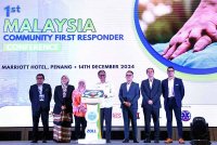 Dr Dzulkefly (empat, kiri) melakukan simbolik perasmian persidangan &#039;1st Malaysia Community First Responder&#039; pada Sabtu. Foto Bernama