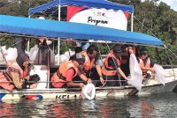 Ruzaidi (tiga dari kanan) bersama Mohd Zawawi (empat dari kanan) ketika acara pelepasan ikan air tawar di Sungai Leban, Tasik Kenyir.