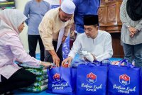 Sebanyak 5,000 bakul makanan akan diagihkan kepada semua 56 kawasan DUN secara berfasa bermula hujung tahun ini, yang merupakan barangan asas termasuk beras, minyak masak, tepung gandum, gula dan sardin. Foto FB Onn Hafiz Ghazi