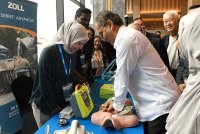 Dr Dzulkefly melakukan CPR selepas perasmian persidangan &#039;1st Malaysia Community First Responder&#039; di George Town pada Sabtu. Foto Bernama