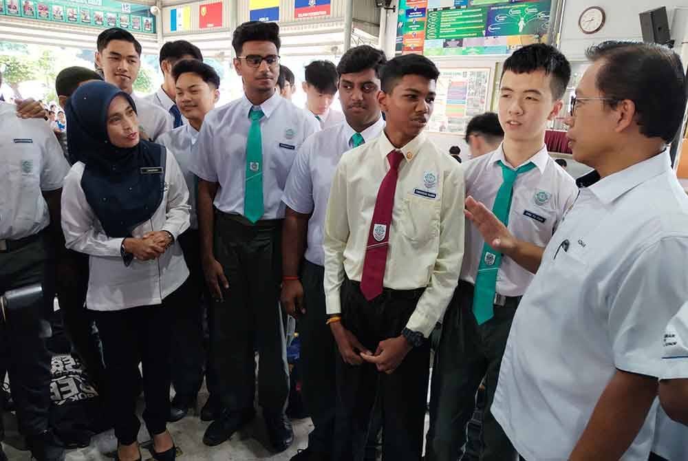 Azman menghadiri program Hentikan Salah Laku dan Gangguan Seksual di SMK Mutiara Rini, pada Ahad.