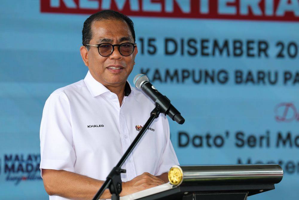 Menteri Pertahanan yang juga Ahli Parlimen Kota Tinggi, Datuk Seri Mohamed Khaled Nordin berucap pada Majlis Perasmian dan Penyerahan Program Kampung Angkat Madani Kementerian Pertahanan di Kampung Baru Pasak pada Ahad. Foto Bernama