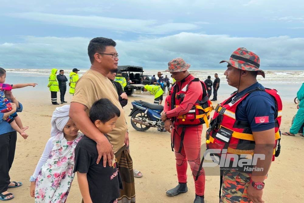 Azmi Syairi (kiri) bertemu dengan pihak bomba yang turut sama dalam operasi mencari mangsa. FOTO: SINAR HARIAN/ADILA SHARINNI WAHID.