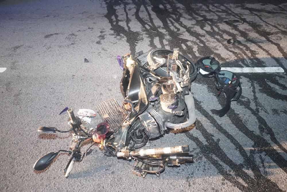 Motosikal mangsa rosak dirempuh sebuah kenderaan dalam insiden langgar lari di Ipoh. Foto: ihsan Polis