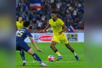 Kapten Harimau Malaya, Mohamed Syamer Kutty Abba ketika mengemudi pasukan berdepan Gajah Perang di Stadium Rajamangala, Bangkok pada Sabtu. Foto FAM