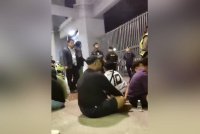 Penyokong Malaysia terpaksa berlindung dalam kawasan stadium sehingga keadaan terkawal. Foto video tular di media sosial