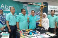 Ahmad (tiga dari kanan) melihat pameran sempena karnival Kemahiran Kerjaya dan TVET pembinaan di Dewan Jubli Intan Pontian pada Ahad.