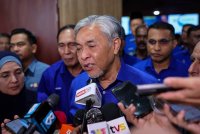 Ahmad Zahid ketika ditemubual pemberita selepas Majlis Apresiasi Setahun Pelaksanaan Jawatankuasa Komuniti Desa Madani (JKDM) dan Penubuhan Pasukan Bantuan Pertahanan Awam Tindak Balas Kecemasan (CDA-ERT) Pulau Pinang di PICCA Convention Centre@Butterworth Arena pada Ahad. Foto Bernama