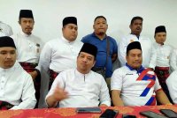 Mohammad Sollehin (duduk, tengah) ketika ditemui pemberita selepas Mesyuarat Khas Pemilihan Pemuda UMNO Bahagian Bukit Gantang di Pejabat UMNO Bahagian Bukit Gantang di sini pada Ahad.