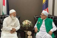 Abdul Hadi (kanan) ketika pertemuan khas dengan delegasi Bangladesh Jamaat Islami (BJI).