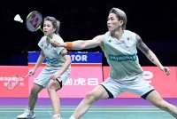 Tang Jie (kanan) dan Ee Wei memberi tentangan sengit sebelum tewas kepada pasangan China dalam aksi final WTF di Hangzhou pada Ahad. Foto Agensi.