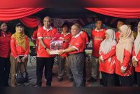 Saarani (tengah) menerima cenderahati daripada Exco Pendidikan, Pengajian Tinggi, Belia dan Sukan Perak, Khairudin Abu Hanipah (tiga dari kiri) pada program Jom Healing peringkat negeri Perak di Parit pada Ahad.