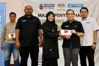 Shahredzan (dua dari kanan), Mohd Mukhti (dua dari kiri) dan Khairul Naim (kanan) ketika majlis penyampaian Bantuan Awal Pengajian di Cheras.