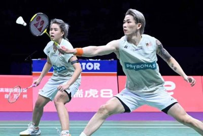 Tang Jie (kanan) dan Ee Wei memberi tentangan sengit sebelum tewas kepada pasangan China dalam aksi final WTF di Hangzhou pada Ahad. Foto Agensi.