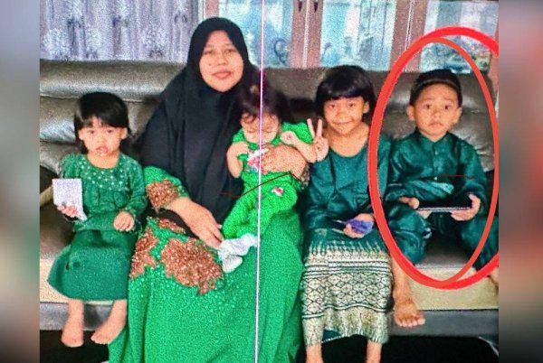 Gambar Muhd Naufal Arshad (kanan) bersama keluarganya. FOTO SINAR HARIAN-ADILA SHARINNI WAHID