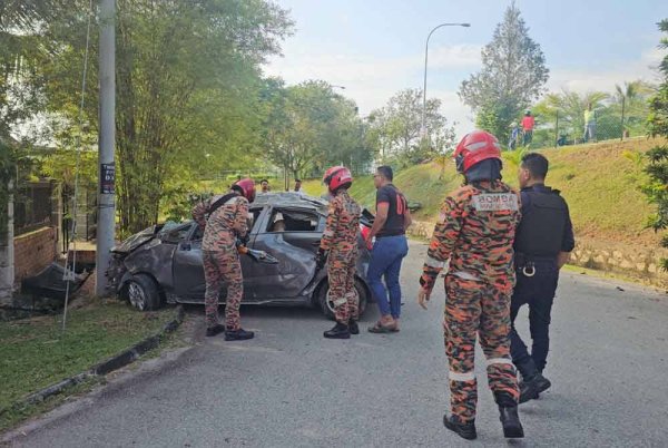 Seorang lelaki maut,manakala seorang wanita warga emas cedera parah selepas kenderaan dinaiki hilang kawalan sebelum terbalik dan jatuh ke cerun bukit di kawasan taman perumahan Taman Nusari Bayu 1, Bandar Seri Sendayan pada Ahad.