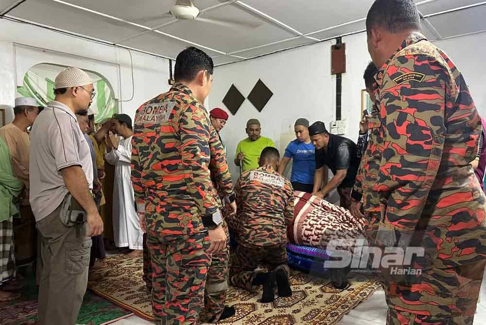 Jenazah Sheikh Mohd Ali dibawa menaiki lori lima tan milik bomba ke Tanah Perkuburan Islam Kampung Jaya yang terletak sekilometer dari rumahnya di Kampung Pasir Hor di sini - FOTO: SINAR HARIAN/ADILA SHARINNI WAHID.