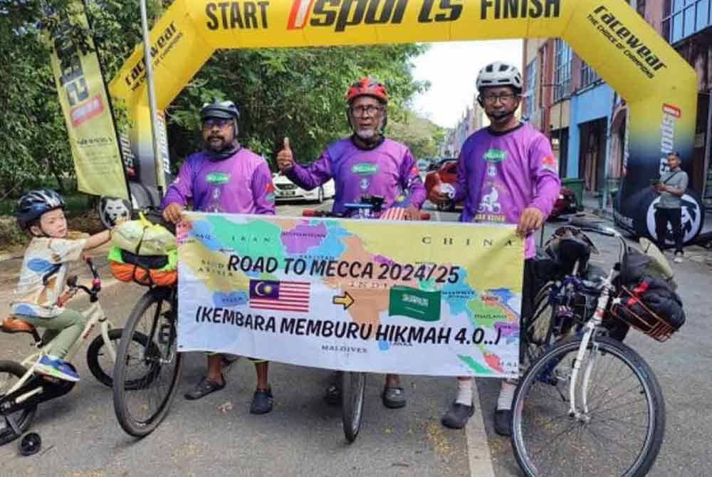 Tiga peserta Misi Kembara Anak Kedah ke Makkah bergambar kenangan sebelum memulakan jelajah.