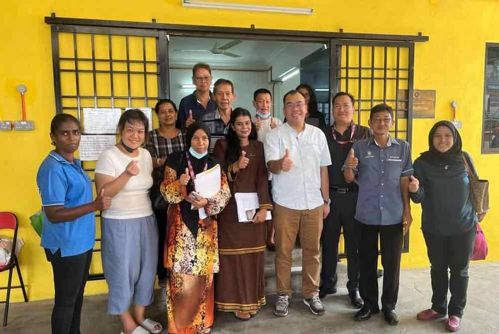 Boon Heng (tengah) bergambar dengan penduduk setempat selepas pembukaan PAWE di Padang Tembak.