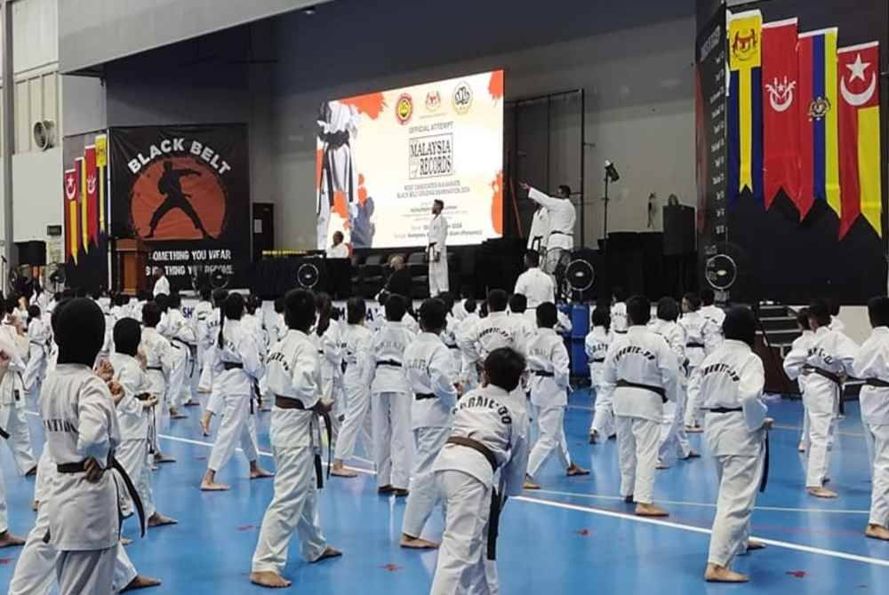 Seramai 429 pelatih dari Persatuan Karate Hayashi-Ha Selangor menerima pengiktirafan daripada MBOR untuk jumlah calon paling ramai dalam peperiksaan penggredan tali pinggang hitam karate.