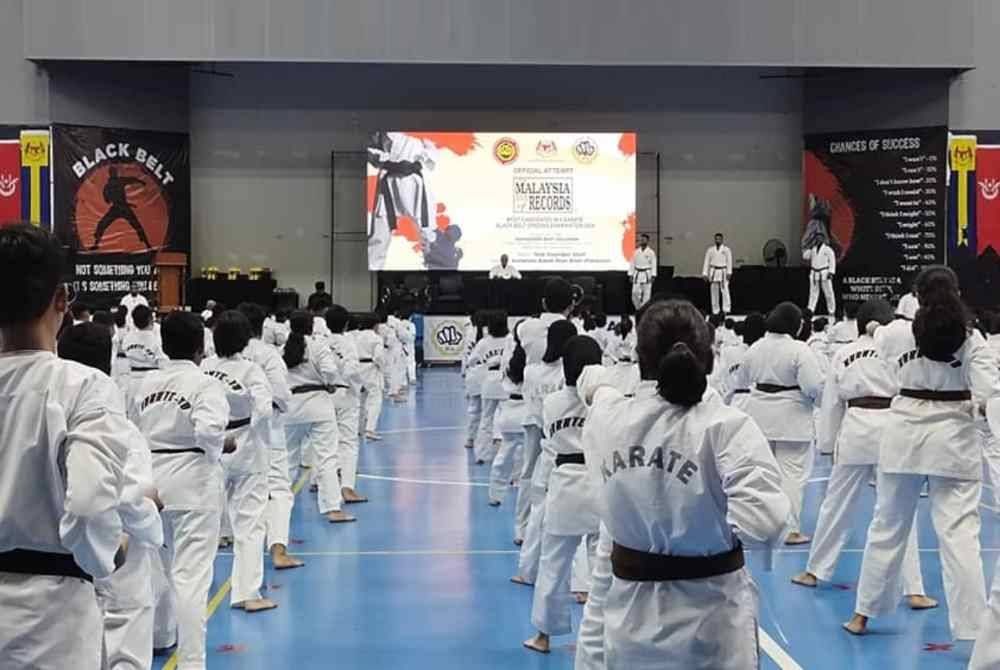 Ahli Persatuan Karate Hayashi-Ha Selangor ketika mengambil ujian berkenaan di Panasonic Sports Complex, Shah Alam pada Ahad