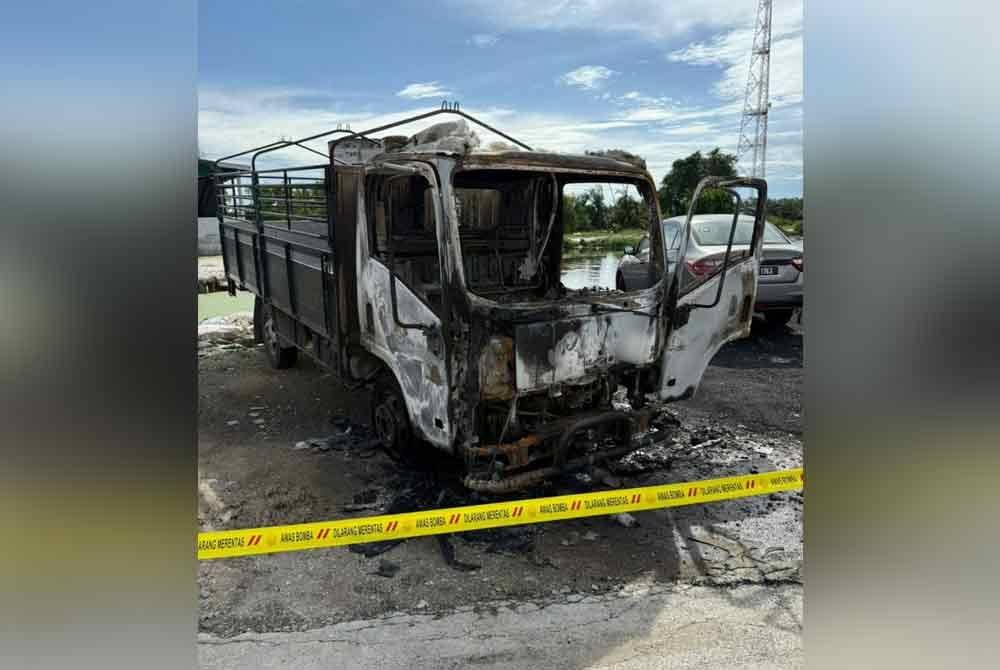 Tiga kenderaan termasuk sebuah lori terbakar akibat perbuatan khianat dalam kejadian di Kuala Gula, Kuala Kurau, Sabtu lalu. Foto: Ihsan pembaca