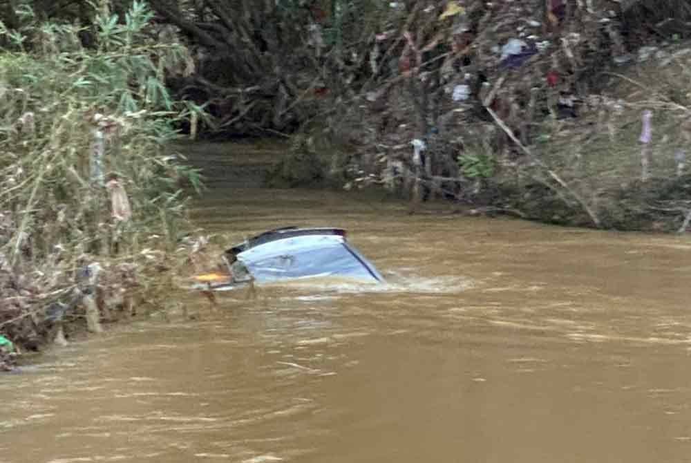 Apabila melalui lokasi kejadian, MPV dipandu lelaki itu dipercayai hilang kawalan lalu terbabas ke kanan jalan dan telah terjunam masuk ke dalam Sungai Durian, Kuala Krai.