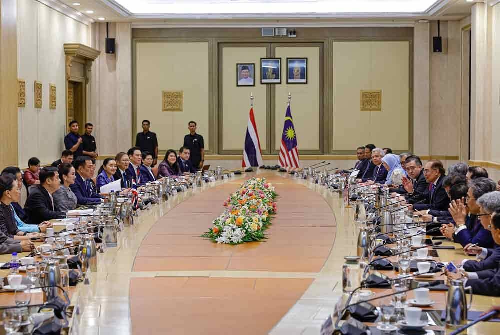 Anwar ketika mengadakan mesyuarat dengan Perdana Menteri Thailand Paetongtarn Shinawatra di Perdana Putra pada Isnin. Foto Bernama