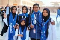 Sunhaji (dua dari kanan) dilaporkan sedang menjalani ibadah umrah bersama keluarganya selepas menerima tawaran daripada Gus Miftah.