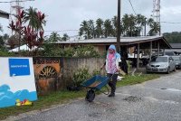 Faridah turut sama melakukan kerja-kerja pembersihan ketika Majlis Gotong Royong Skuad Ihsan Madani di bawah lapan agensi KKDW di Tabika Kemas Batu Rakit pada Isnin