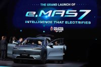 Anwar melancarkan kereta elektrik pertama Proton e.Mas 7 di Pusat Pameran dan Dagangan Antarabangsa Malaysia (MITEC) pada Isnin. Foto Bernama