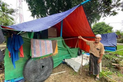 Che Harun menunjukkan rakit yang diberikan oleh NGO untuk meletakkan barangan elektrik serta perkakas rumah semasa kawasan Kampung Serongga ditenggelami banjir hampir empat meter baru-baru ini.