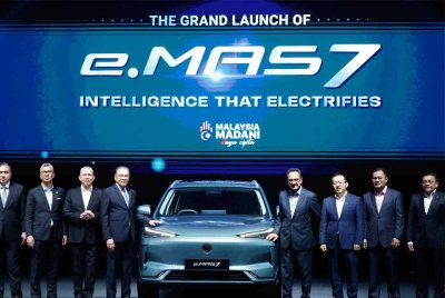 Anwar (lima dari kiri) melancarkan kereta elektrik pertama Proton e.Mas 7 di Pusat Pameran dan Dagangan Antarabangsa Malaysia (MITEC) pada Isnin. Foto Bernama