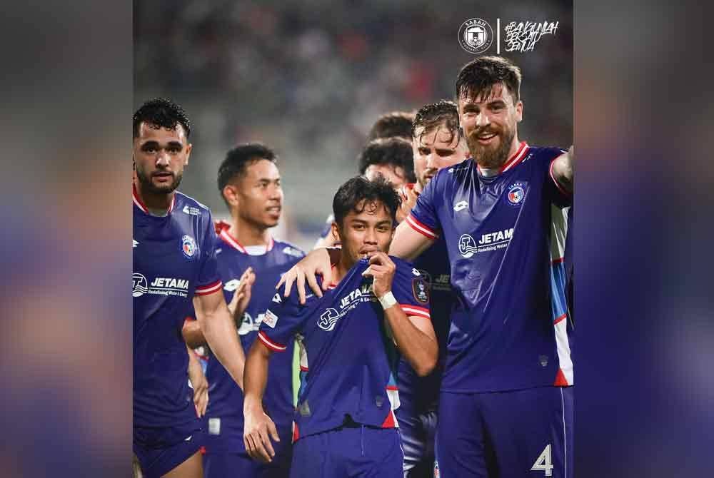 Farhan meraikan jaringan bersama pemain Sabah dalam suku akhir pertama Piala Malaysia menentang Kuching City di Stadium Negeri. Foto Sabah Football Club