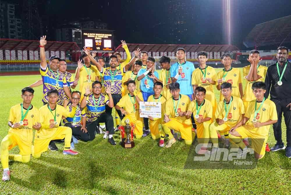 SMK Shah Alam meraikan kejayaan selepas menewaskan SMK Tinggi Kajang.Foto Sinar Harian-MOHD HALIM ABDUL WAHID