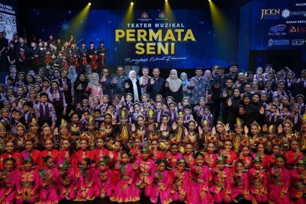 Peserta, pengarah program serta tenaga pengajar bergambar bersama Fadhlina.