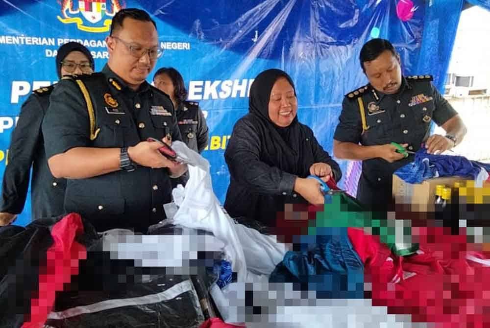 Lilis Saslinda (dua dari kanan) pada Program Pelupusan Eksibit KPDN Negeri Johor di Kompleks Penyimpanan Eksibit Senai pada Selasa.