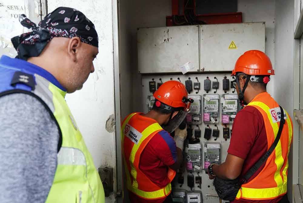 Kuala Lumpur: 17 Disember 2024: Bahagian Siasatan Jenayah Ibu Pejabat Polis Daerah (IPD) Wangsa Maju bersama petugas Tenaga Nasional Berhad (TNB) mengadakan operasi pemotongan bekalan elektrik di premis-premis perjudian di sekitar Wangsa Maju.
Foto: SINAR HARIAN / ROSLI TALIB.