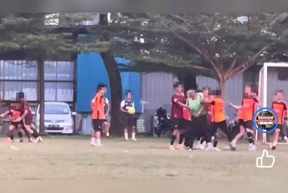 Tangkap layar video tular menyaksikan seorang pengadil ditumbuk pemain kerana berang pasukan lawan diberikan sepakan penalti.