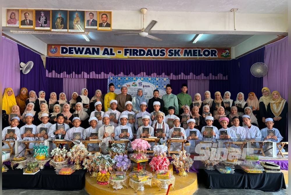 Murid-murid Tahun Enam selesai khatam 30 juzuk al-Quran bergambar dengan para guru dan jemputan. Foto SINAR HARIAN-ADILA SHARINNI WAHID.